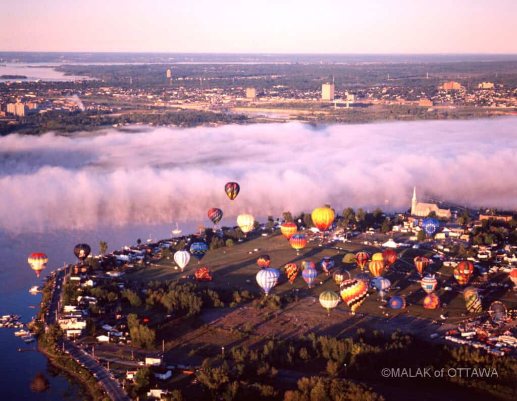 Gatineau hot air balloons over Ottawa during Malak of Ottawa event.