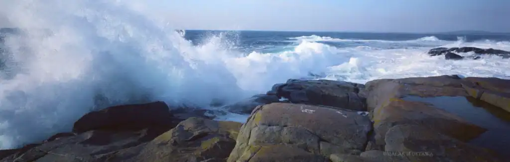 Ocean waves crashing against rocks at Malak of Ottawa.